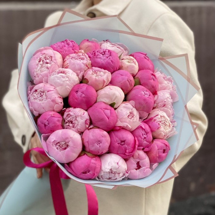 Розовый микс из 31 пиона